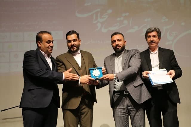 اعطای نشان لیاقت کارآفرینی به رئیس بنیاد کارآفرینان گام دوم